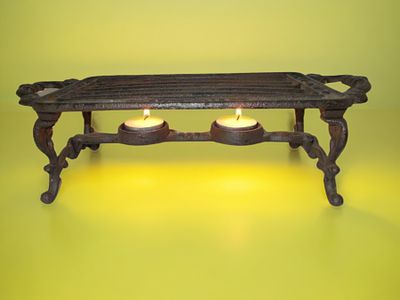 תחתית נר כפולה למחמם אוכל מברזל יצוק עתיק 
גודל - כ- 
(34 ס"מ) x (15 ס"מ) x (9 ס"מ) - 1640 