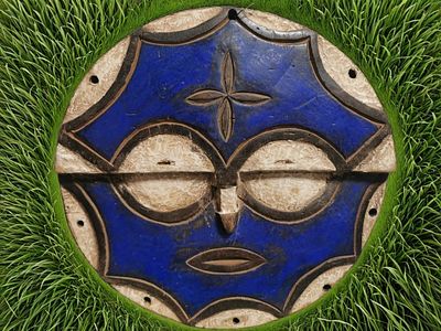 מסכת עגולה אפריקאית צבעונית של Bateke Bakuta, גבון 
גודל - כ- 
(28 ס"מ) x (4 ס"מ) - 570 גרם 