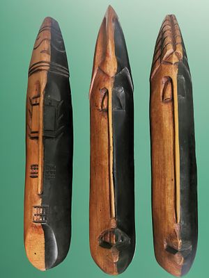 לוט של 3 מסכות מיי כבדות מעץ נהר ספיק, פפואה גינאה החדשה, שבטיות 
גודל - כ- 
(38 ס"מ) x (7 