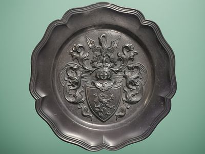 צלחת קיר מבדיל עם עיצוב הראלדי וסמל (23 ס"מ) - 420 גרם