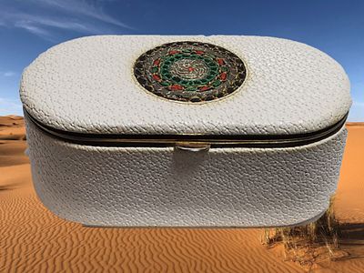 מראה קומפקטית וינטג' ישראלית משנות ה-50 
קופסת תכשיטים מעור רוזנפלד עם רוכסן 
14 ס"מ x 7 ס"מ 