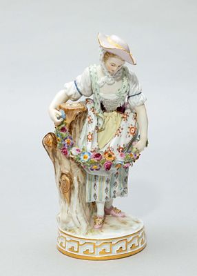 [Мейсен] Скульптура "Девушка с венком из роз в подоле платья". Германия, Мейсенкая фарфоровая 