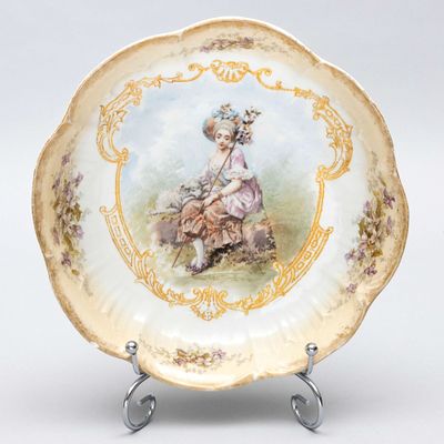 Блюдо с пасторальной сценой. Западная Европа, начало ХХ века. Фарфор, рельеф, деколь с 