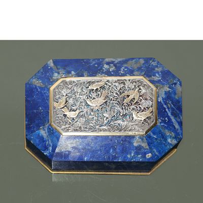 Portagioie in lapislazzulo con placca centrale con particolare lavorazione di foglie e uccelli 