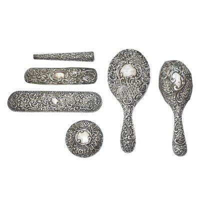 Gruppo composto da n&deg;6 rivestimenti per oggetti da toletta in argento lavorato e sbalzato a 