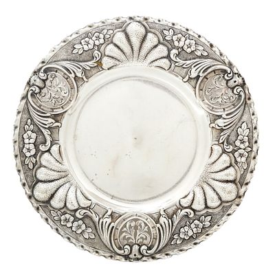 Piatto centrotavola in argento 800 con bordo sbalzato e decorato gr. 360 diametro cm 26