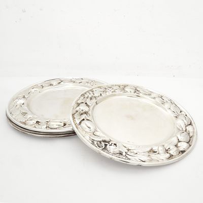 N&deg;4 Sottobottiglia in argento 800 lavorati a sbalzo lungo il bordo con motivi decorativi di 