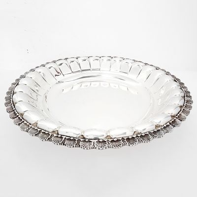 Ciotola rotonda in argento 800 con bordo decorato da conchiglie Gr 784 Diametro cm 33 Punzone 800