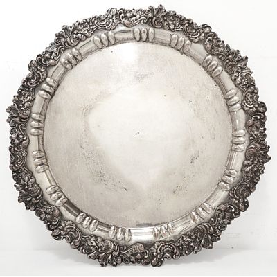 Piatto centrotavola con bordo sbalzato in metallo sbalzato diametro cm 36,5 Marchio sul fronte 