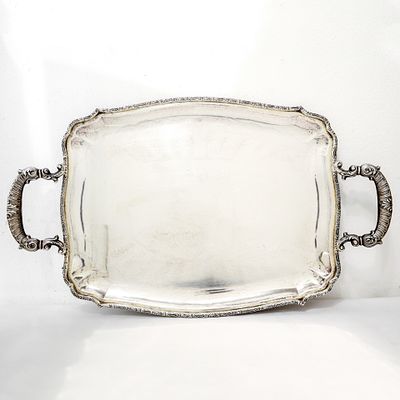 Vassoio in argento 800 con prese decorate e decorazione sul fronte gr. 1252 Punzone 800