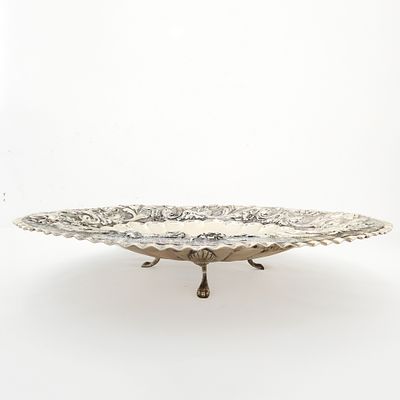 Alzatina in argento 800 sbalzata con ghirlande floreali h cm 4,5 diametro cm 27 gr. 388 Punzone 800