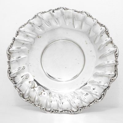 Alzata centrotavola in argento 800 con bordo smerlato gr.268 Mancanza di un piedino di sostegno