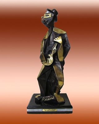 Pablo Picasso Bronze Sculpture Man with Guitar after Pablo Picasso. Pablo Picasso-Bronze 