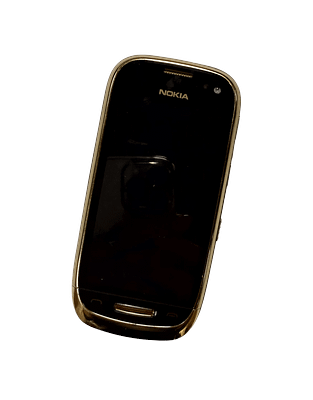 Nokia Oro. 8 Гб. Вес: 132 г. Размер: 117,3x57,5x12,2 мм. Напыление из 18-каратного золота 