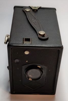 לאספנים או כפריט קישוטי/עיצובי - מצלמת AGFA BOX מהמחצית הראשונה של המאה הקודמת. נתונה בנרתיק 