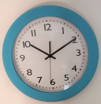 שעון קיר יפיפה. תוצרת הולנד. מנגנון קוורץ "יונגהאנס". עיצוב קלאסי חסר גיל. קוטר - 40 ס"מ. לא 