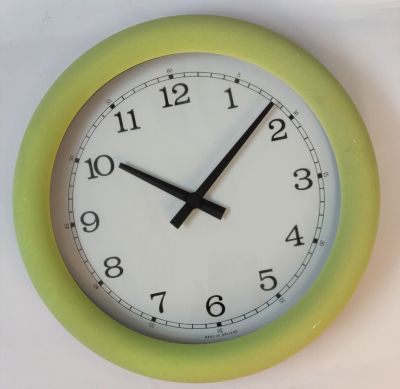 שעון קיר ירקרק, הולנדי. עיצוב קלאסי. קוטר - 30 ס"מ. מנגנון קוורץ "יונגהאנס".