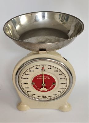 משקל מטבח ישן מאוד. פריט שיקשט כל מטבח. תוצרת DULTON עד שני ק"ג. רגישות עד 10 ק"ג. צלחת שקילה 