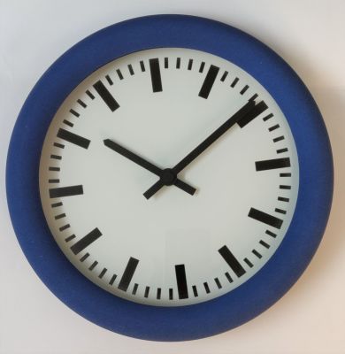 שעון קלאסי מנימליסטי בגוון כחול. תוצרת הולנד. מנגנון קוורץ יונגהאנס". מינימליסטי ביותר בעיצובו. 