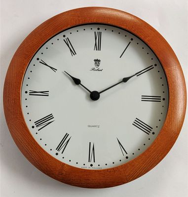 שעון קיר. מסגרת עץ רוזווד. הולנדי. מנגנון קוורץ. סוללה. ספרות רומיות. במצב עבודה. 
קוטר - 29 ס"מ.