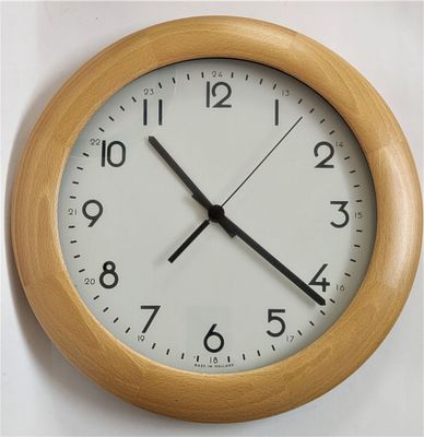 שעון קיר. מסגרת עץ בהיר. הולנדי. מנגנון קוורץ. סוללה. ספרות רגילות.במצב עבודה. 
קוטר - 36 ס"מ.