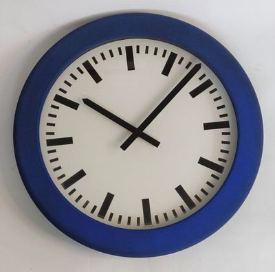 שעון קיר מרהיב. עיצוב "רכבת כחול". מנגנון קוורץ, יונגהאנס גרמני. השעון הולנדי. במצב עבודה. קוטר 
