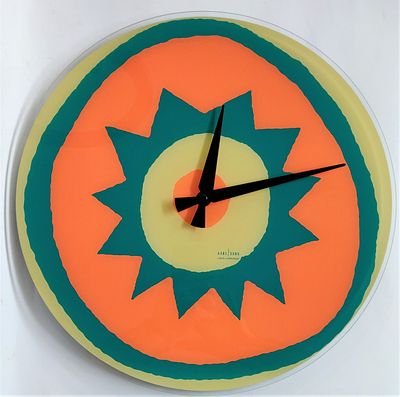 שעון קיר. זכוכית מעוטרת. הולנדי. תוצרת קארלסון. מנגנון קוורץ. סוללה. ספרות רגילות. דגם ZUMA. 