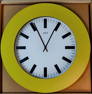 שעון קיר אנגלי מעץ, ענק. קוטר - 48 ס"מ. תוצרת ZIRO בצבע צהוב יפיפה. במצב עבודה.