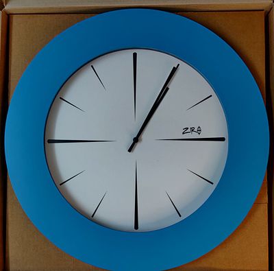 שעון קיר אנגלי מעץ, ענק. קוטר - 48 ס"מ. תוצרת ZIRO בצבע כחול יפיפה. במצב עבודה.