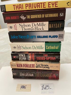 לאוהבי ספר. לוט ספרי קריאה באנגלית, של מחברים שונים. כולם בכריכה רכה. במצב מצוין. לקט ראוי 