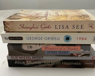 לאוהבי ספר. לוט ספרי קריאה באנגלית, של מחברים שונים. כולם בכריכה רכה. במצב מצוין. לקט ראוי 