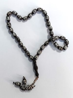 מאסבחה אפגאנית. 33 חרוזים, עם מפרידים, מעוטרים בקישוטים מוכספים. יש אימאם ותליון, עם שלושה "זנבות".