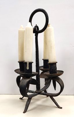 מנורת מאור מאסיבית. ארבעה קנית. עשויה מלאכת חרש ברזל מעולה. ניצבת על ארבע רגלים. עם לולאה גדולה 