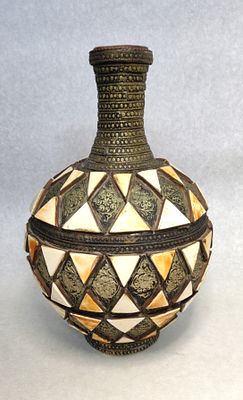 קנקן מרוקאי עושי מעצם, מקוןשט ביותר בעבודת פיליגרן במתכת. העצמות בשני גוונים. צוואר הבקבוק 