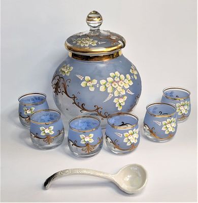 קערת ענק לפונץ' + 6 ספלים + מצקת. מזכוכית בוהמית, מעוטרת ביותר באלמנטים פרחוניים, זהב וזכוכית 