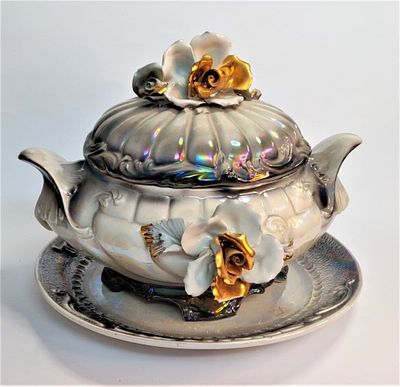 סט יחודי וינטג' בסגנון אירופאי קלאסי. קערה גדולה עם מכסה וצלחת תחתית.