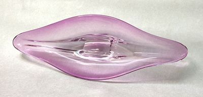 כלי מרכזי קישוטי מקריסטל סגלגל. מרהיב בצבעיו ועיצובו הלא שיגרתי. פריט ש"עושה" חלל. יכבד מאוד כל 