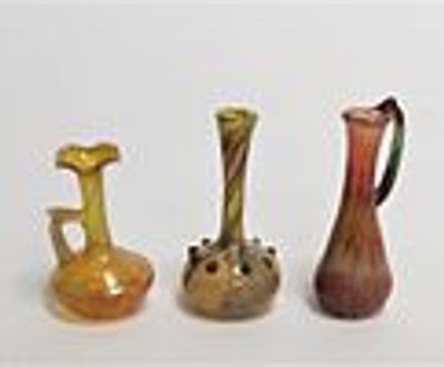 לוט - סט של שלושה בקבוקוני בושם בסגנון אטרוסקי-רומאי. ככל הניראה זכוכית MURANO או BURANO. 