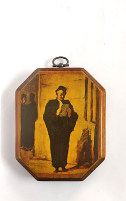 תמונת נוי ישנה נושנה. הבסיס עשי עץ אנגלי ועליו תדפיס של ציור אחת מדמויות עורכי הדין המיתולוגיות 