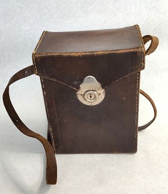 נרתיק עור ישן ביותר. מלפני מחצית המאה הקודמת. בעיצוב מלבני, עם בריח ורצועת נשיאה. הנרתיק קשיח. 