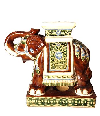פיל פורצלן סיני ענק, יפיפה ומרשים. פורצלן צבוע ומזוגג. הפיל מקושט היטב. יש משטח שטוח על גבו 