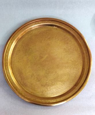 מגש ענק, שולחן קפה, חפץ נוי לתלייה, וינטג'. מנחושת צהבהבה. גדול מידות ומרשים ביותר. עם חריטות 