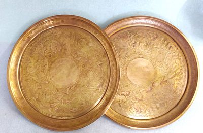 לוט - שני שולחנות קפה, מגשים, חפצי נוי לתלייה, וינטג'. אורינטליים מנחושת צהבהבה. מעוטרים במלאכת 