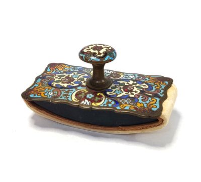 נדיר ויפיפה. מספג דיו רוסי מתקופת הצארים ברוסיה. מתוארך למאה ה-19. חיפוh אמאיל צבעוני על המתכת. 