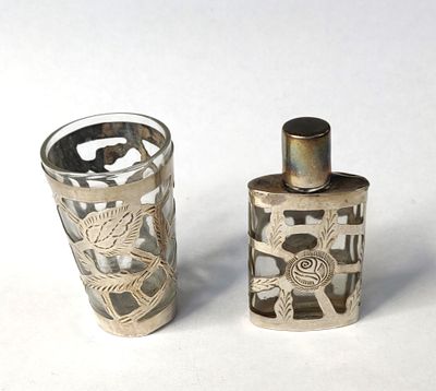 לוט שני כלי כסף מיניאטוריים לשולחן האיפור. כלי זכוכית מחופה במלאכת מחשבת, של קישוט כסף חתום 925 