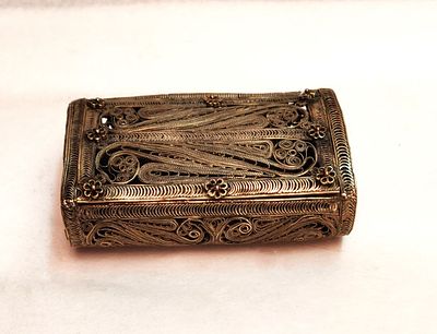 קופסת כסף ישנה נושנה. עבודת פיליגרן מדהימה ומרשימה ביותר. פריט יחודי ביותר בעדינותו האלגנטית. 