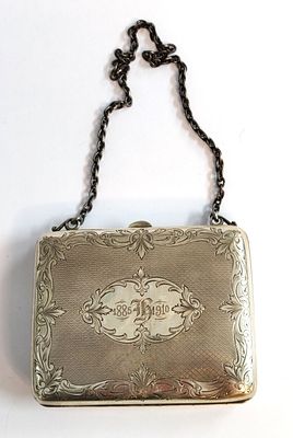 נדיר. תיק אישה זעיר מכסף ושרשרת. חתום סטרלינג. ישן נושן. בחזית מדליון רב נוכחות עם ראשי תיבות 