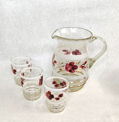 קנקן מזיגה וינטג' + שלוש כוסות תואמות. וינטג' ראוי ביותר. לאספני כלים של פעם. גובה הקנקן: 20 ס"מ.