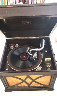 פריט נדיר. יפיפה במצב עבודה. גראמופון של החברה המיתולוגית רבת המוניטין HIS MASTER VOICE. 