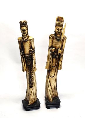 לוט - פסלונים סיניים מחומר גרמי מעובד היטב. גבר ואישה. הגבר אוחז חנית העשויה מחומר חטי ישן 